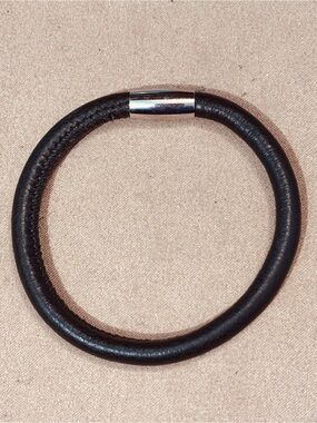 Brighton Black Woodstock Single bracelet Holds beads Smooth leather Two sizes